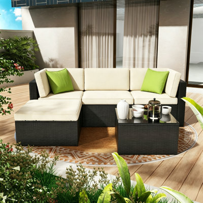 Ensemble de mobilier de patio 5 pièces, canapé modulable d'extérieur en rotin PE avec coussins et oreillers, pouf et table basse en verre, ensemble de conversation en résine tressée résistante aux intempéries pour porche, pelouse et jardin, blanc