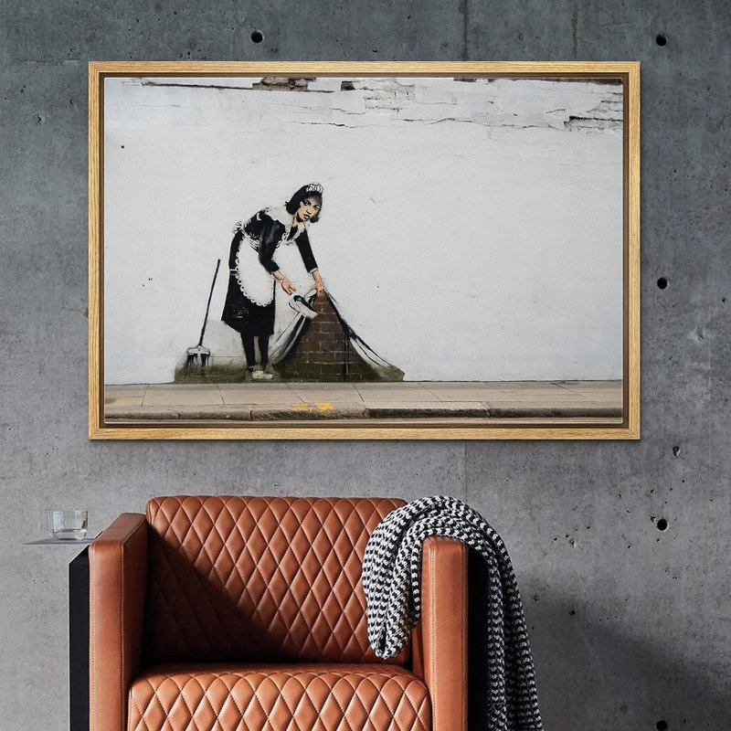 Banksy Maid Sweeping Under Tapis sur toile, H 24 po x l 36 po x P 1,5 po, Cadre naturel flottant