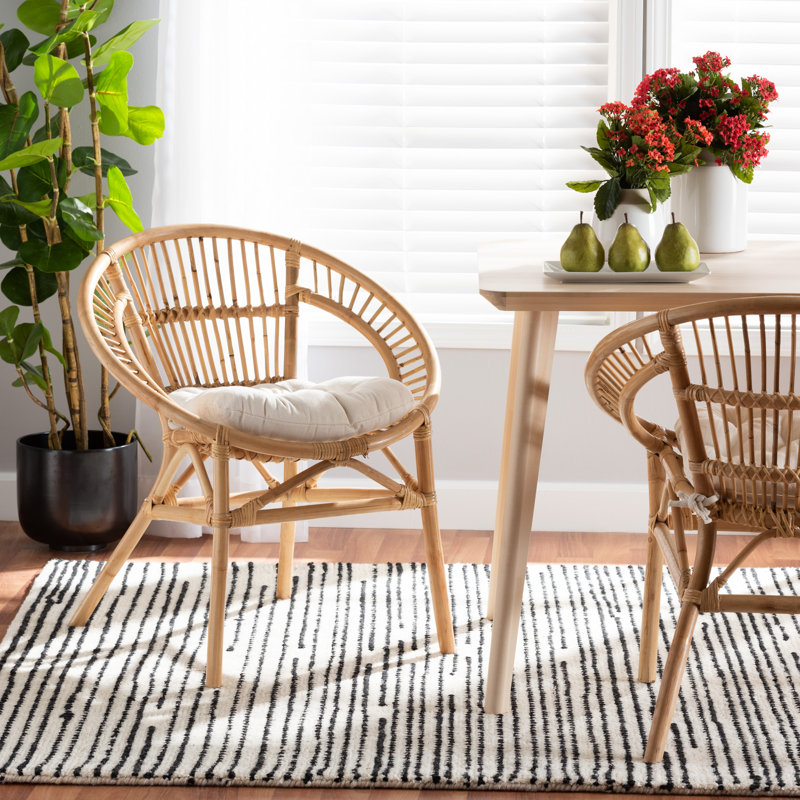 Chaise à accoudoirs en rotin avec dossier à lattes