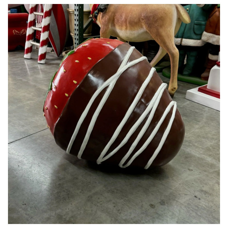 Statue fraise recouverte de chocolat blanc, Chocolat 