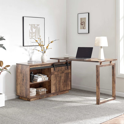 Poste de travail en L pour bureau à domicile avec rangement intégré et porte coulissante de style grange, style bois vieilli, réversible pour une disposition flexible, plateau de 120 cm de large, 141 cm de profondeur, bureau de 76 cm de haut.