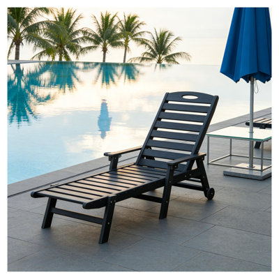 Chaise longue noire en PEHD pour l'extérieur avec dossier réglable, porte-gobelet et roulettes - Mobilier de patio résistant à la piscine pour les bains de soleil