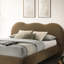 Lit très grand Eastern en brun, pieds en bois rond rembourrés Boucle, magnétisme moderne, lit brun dos camel, taille, ambiance transitionnelle contemporaine, velours-130847546