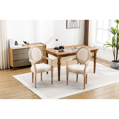 Chaise de style français en bois massif, 2 pièces, couleur crème. Construction de qualité supérieure avec assise en mousse. Revêtement raffiné, clous décoratifs en cuivre. Pieds robustes en bois, tissu de lin. 53 cm de profondeur x 49 cm de largeur x 83 cm de hauteur. Ensemble de salle à manger 2 pièces, couleur crème.