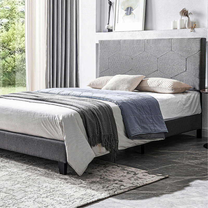 Grand lit tapissier gris avec base en lattes de bois gris pour un soutien supplémentaire, compatible avec tous les types et tailles de matelas