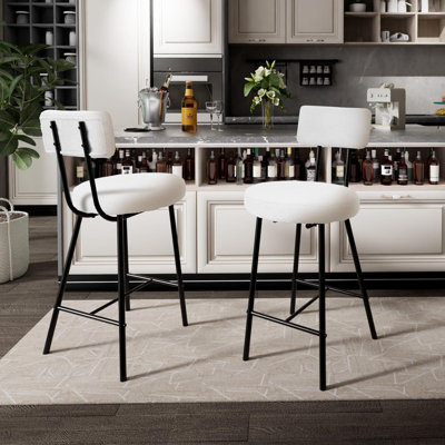 Ensemble de 2 tabourets de bar modernes rembourrés - dossier courbé, siège rembourré rond, repose-pieds et pieds robustes en métal noir - chaises d'appoint confortables pour îlot de cuisine, salle à manger, café ou pub - blanc