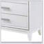 Commode blanche Haiden avec cinq tiroirs spacieux et des joints à queue d'aronde anglaise durables, parfaits pour le rangement moderne-508922716