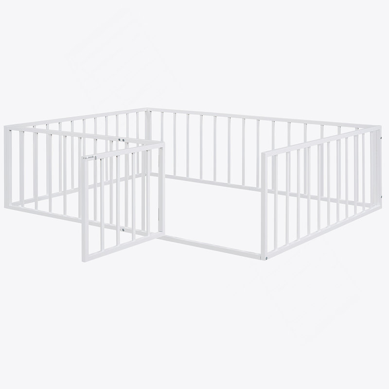 Structure de lit robuste en métal avec portes de clôture ouvertes, créant un espace de sommeil sécuritaire et créatif pour les chambres d'enfants