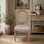 Chaise de salle à manger d'inspiration vintage avec dossier en osier et pieds en bois d'hévéa, parfaite pour des intérieurs intemporels et écologiques.