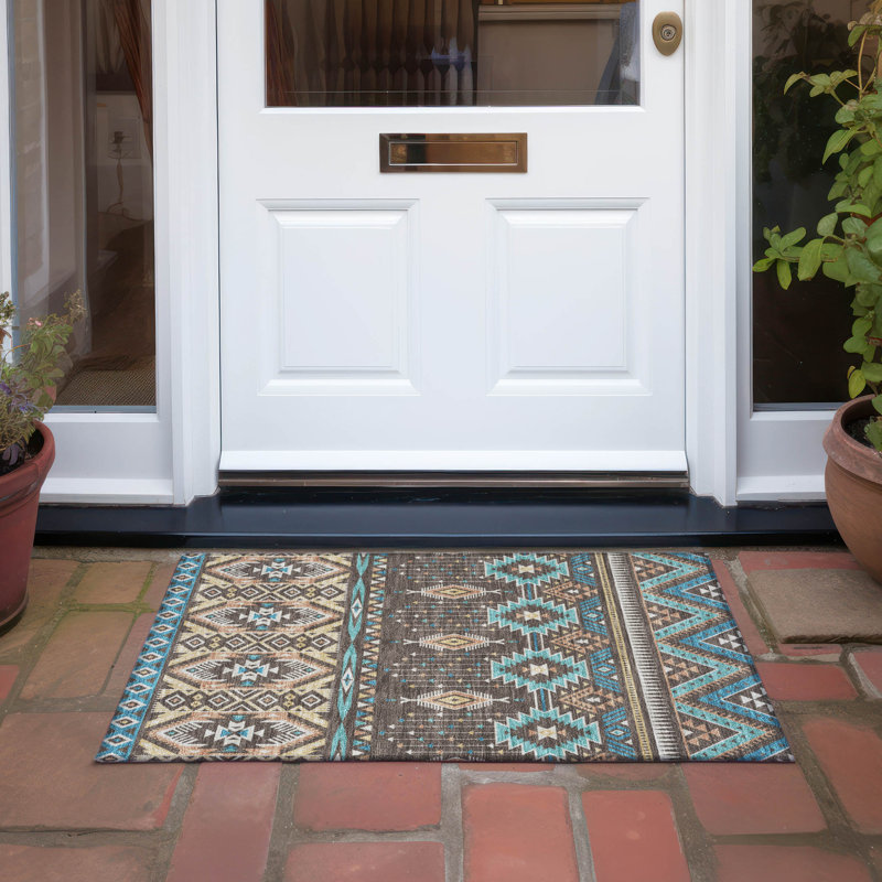 Tapis intérieur / extérieur brun lavable à la machine Xhevrie, Rectangle 1 pi 8 po x 2 pi 6 po