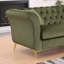 Canapé Chesterfield, canapé Stanford, canapé Chesterfield de haute qualité, canapé en tissu beige, touffeté et froissé; canapé Stanford contemporain. Canapé capitonné avec accoudoirs et dossier à volutes-941153172