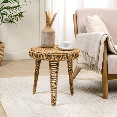 Table de bout ronde en jacinthe d'eau tressée à la main Amara de 17 po, trépied en osier naturel pour salon ou chambre à coucher