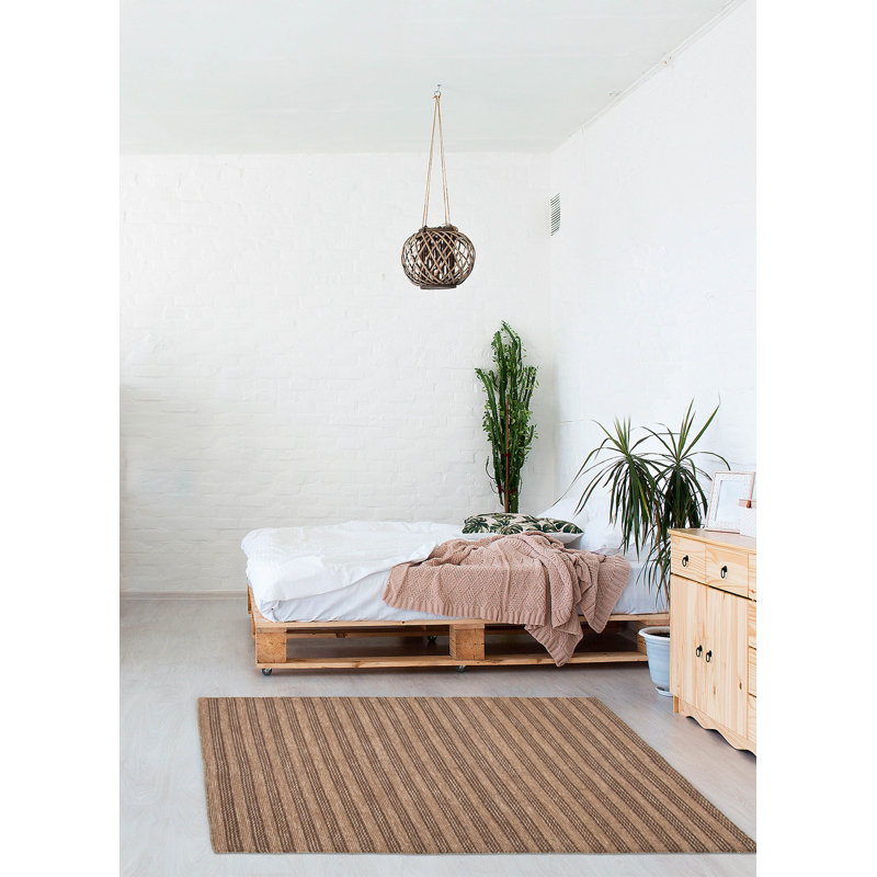 Confort moelleux avec un look et une texture artisanaux. Les fils doux et lustrés sont tissés à la main pour créer un éventail de textures, y compris des boucles surdimensionnées et des surfaces planes riches en dimensions.
