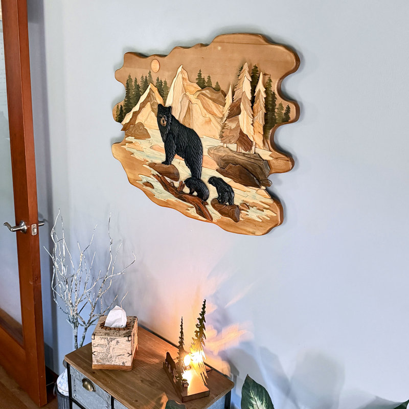 Sculpture murale rustique en bois intarsia représentant une famille d'ours avec un paysage de rivière et de montagne, 86 cm de large
