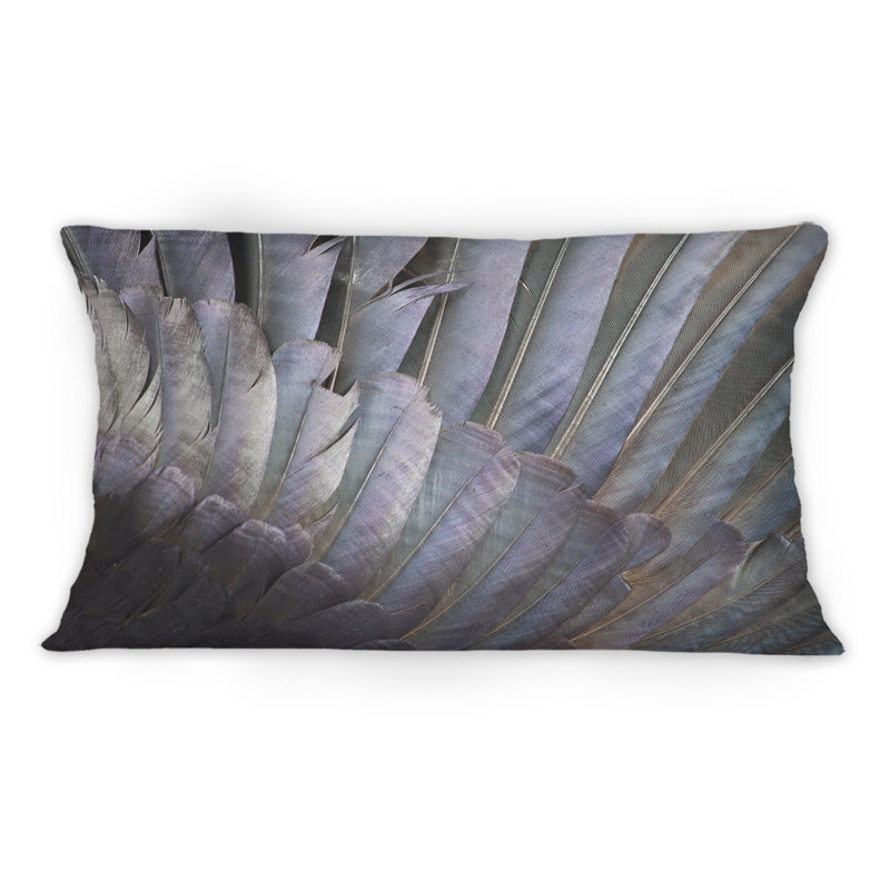 Coussin décoratif imprimé noir et blanc avec plumes blanches