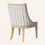 Chaise rembourrée avec garniture cloutée