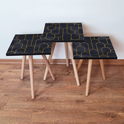 Ensemble de 3 tables gigognes modernes (noir et doré) 13,8 po x 20,5 po x 13,8 po | Robuste 100% panneau de fibres à densité moyenne avec pieds en bois de hêtre, design géométrique élégant | Parfait pour le salon, le bureau et la décoration intérieure élégante