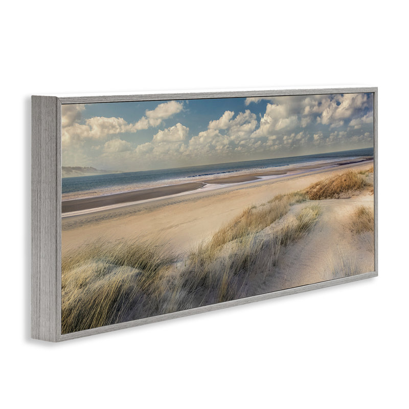 «Rolling Clouds Beach Scenery», estampe numérique, design par Mike Calascibetta, Estampe numérique Farmhouse