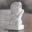 Figurine d'enfant rêveur