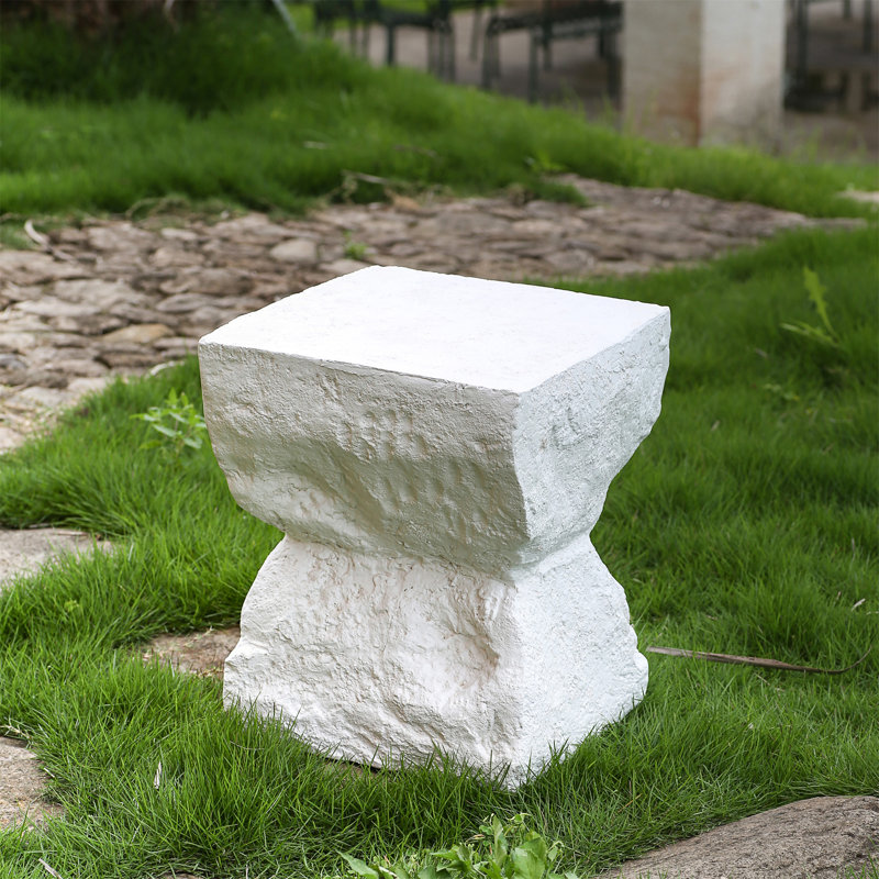 Table d'appoint d'extérieur moderne et minimaliste MGO avec durabilité toutes saisons et fabrication écologique