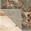 Tapis d'intérieur vert à motif floral et à volute de style oriental traditionnel-541765261