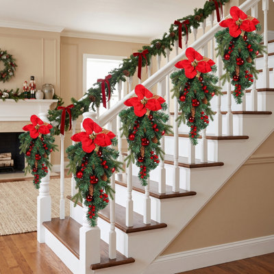 Guirlande de Noël artificielle en forme de larme de 50 cm (19,69 pouces), guirlande murale en pin avec poinsettia rouge, boules décoratives, baies et pomme de pin pour la décoration de porte d'entrée pendant les fêtes.