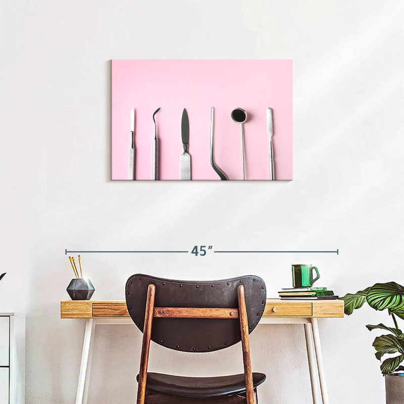 Outils dentaires Alcaraz sur fond rose