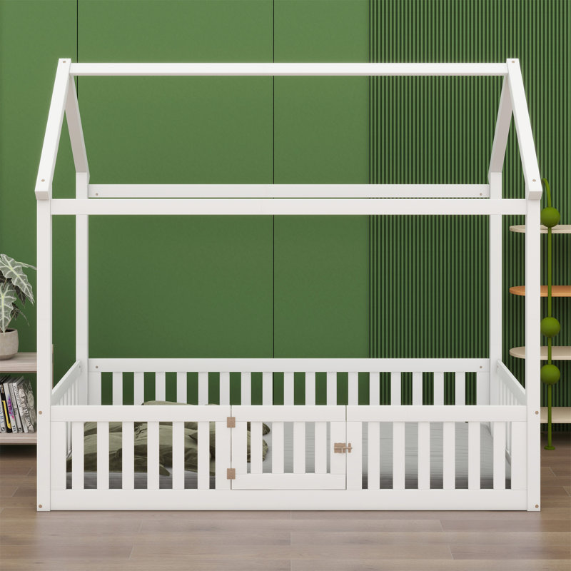 Lit en bois avec clôture et porte, blanc
