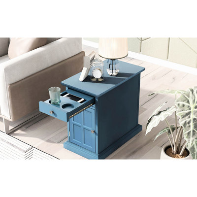Table de bout Livingroom en bleu marine antique avec ports et porte-gobelets. Fabriqué en placages, bois, bois d'ingénierie. Rangement relevable, tiroir, fente à distance. Aucun assemblage requis. H 23 po x l 14 po x P 24,3 po + bois