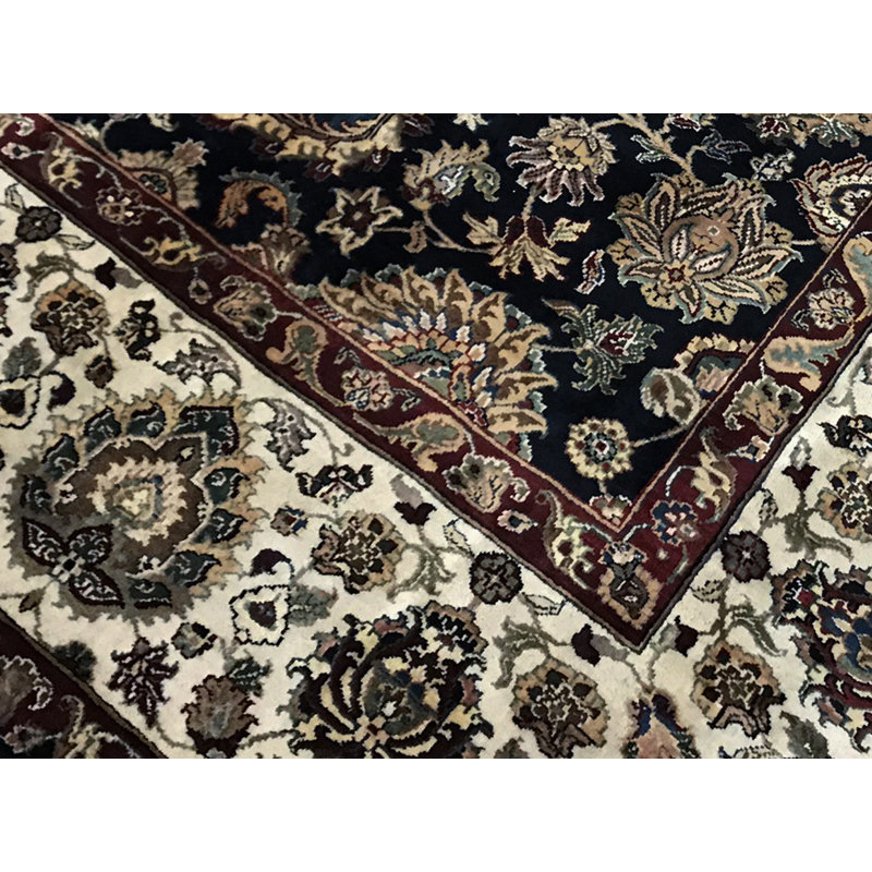 Tapis carré noir et crème de haute qualité noué à la main