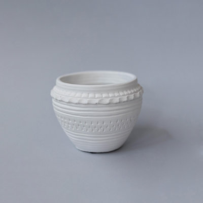 Blanc avec motif de lignes et de pois