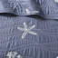 Courtepointe bleu marine / très grand. Coton. Brodé et étoile de mer. Rembourrage. Lavable à la machine. . Avec oreiller 100% étoile de mer. .-121394396-121394398