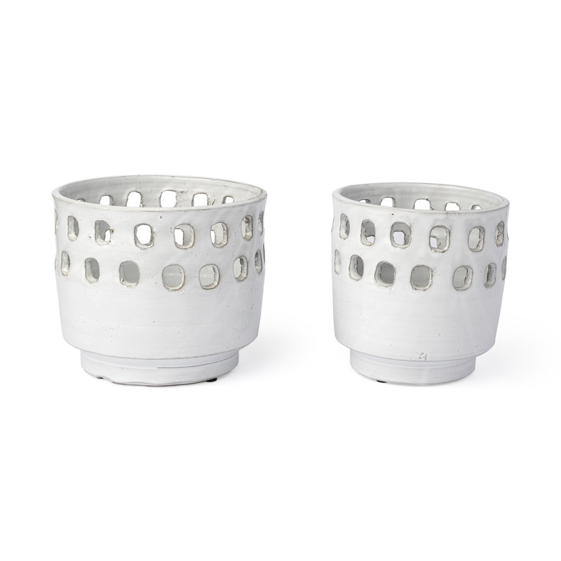 Ensemble de deux vases en céramique blanche avec détails creux, H 10 po x l 4 po x P 4 po