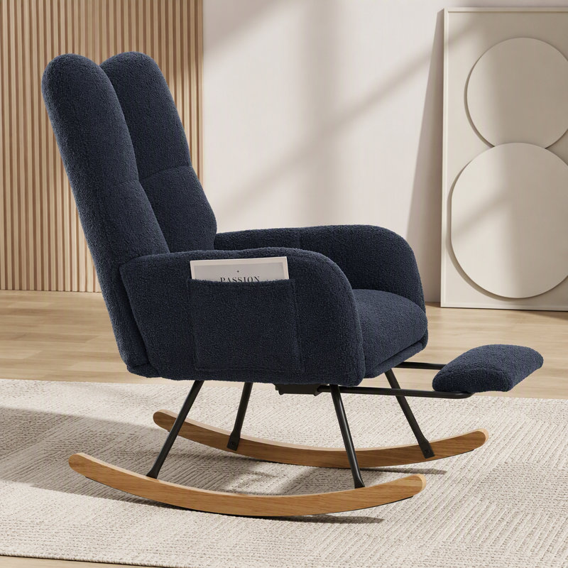 Chaise berçante à bascule à oreilles et repose-pieds assortis, en tissu Teddy bleu foncé. Fauteuil à bascule d'allaitement avec poche de rangement latérale, bercement en douceur, base en bois massif.