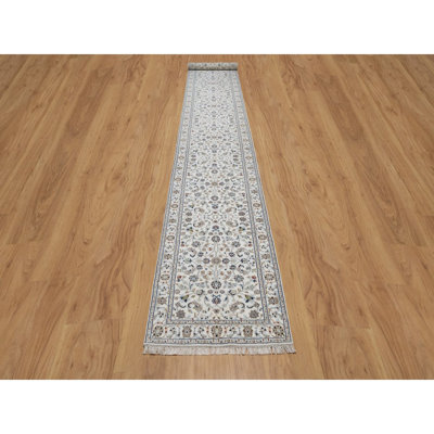 Tapis de couloir oriental 2 pi 9 po x 18 pi blanc doux, velours Nain avec motif de fleurs, laine et soie noués à la main 250 KPSI