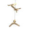 Sculpture mobile suspendue à deux niveaux, représentant trois oiseaux, en bois naturel côtier et bois flotté, 76 cm de haut.