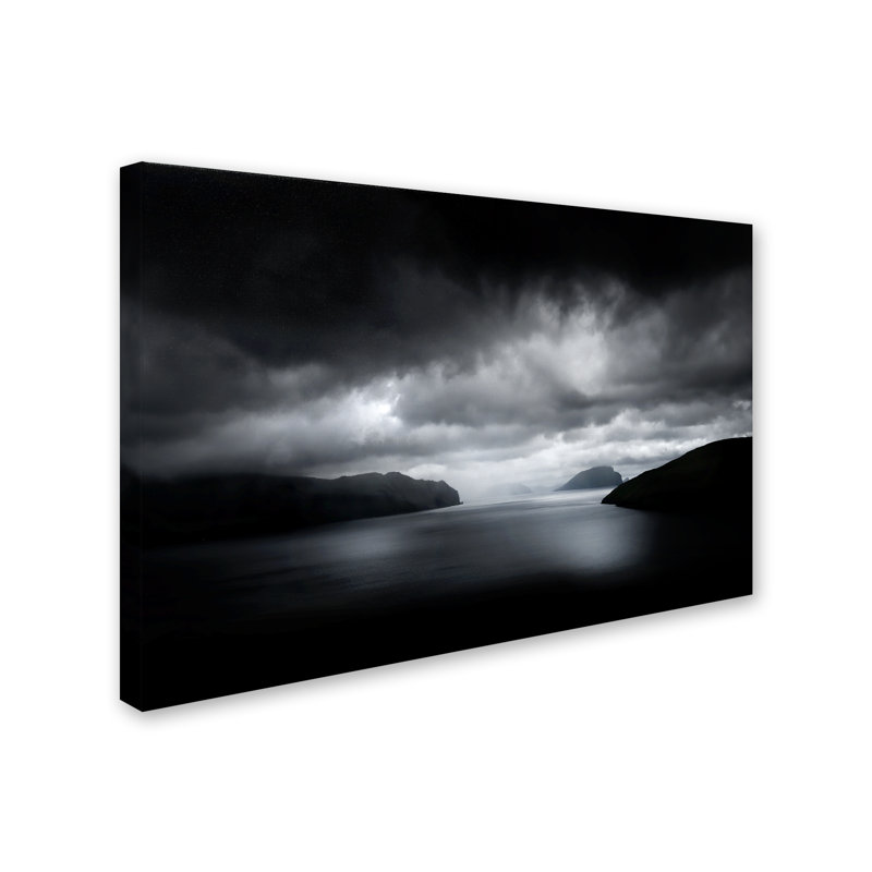 «A Light in the Darkness», reproduction de photo sur toile tendue, H 22 po x l 32 po