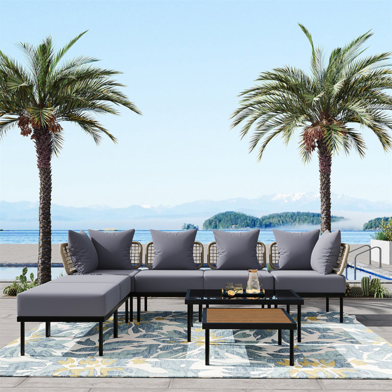 Ensemble de canapé d'extérieur luxueux avec tables polyvalentes pour se détendre et recevoir