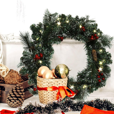 Couronne de pin pré-éclairée 22 po | Pommes de pin et baies incluses | Verdure réaliste | Utilisation intérieure / extérieure | Ensemble de 12 décorations pour les Fêtes et Noël