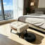 Repose-pieds moderne capitonné en cuir avec compartiment de rangement caché-777541093