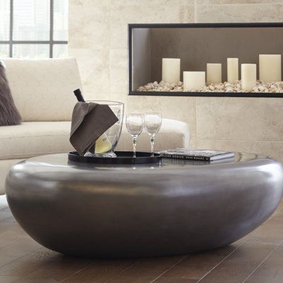 Table basse en aluminium poli et pierre de rivière