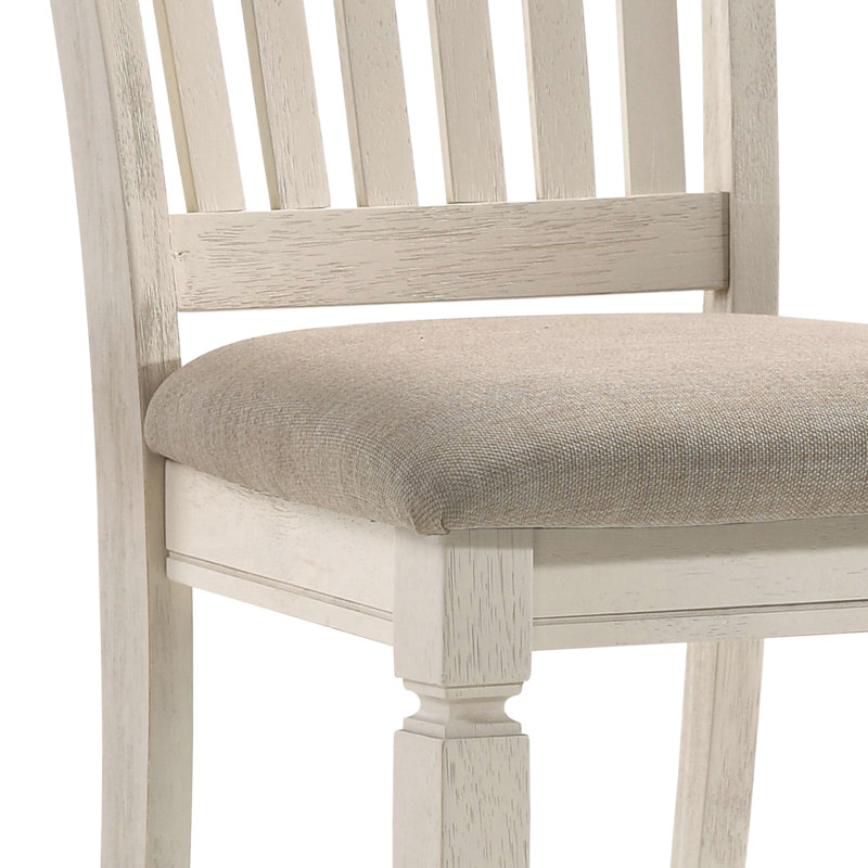 2 chaises d'appoint rembourrées brun clair avec des pieds crème et un dossier à lattes en bois - Confortable pour les repas en distinguant 2 coussins rembourrés en mousse de conception classique