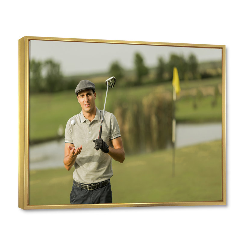 Golf Swing Photo II - Décoration murale sport, Cadre flottant doré, H 34 po x l 44 po x P 1,5 po