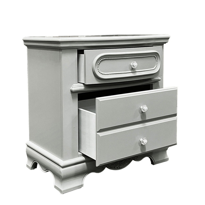Table de chevet grise à 3 tiroirs offrant 3 grands rangements pour une chambre charmante et pratique
