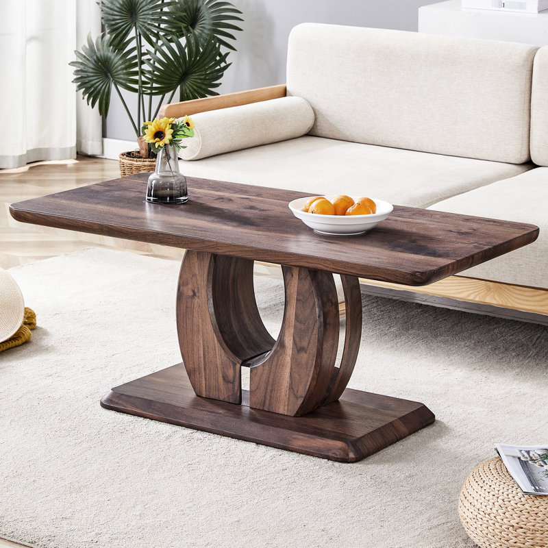 Table basse de couleur noyer avec bords arrondis pour une surface facile à entretenir dans le salon avec autocollant à rayures colorées, côté idéal, assemblage rapide