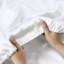 Ensemble de draps en satin blanc de luxe pour lit simple (4 pièces) - Infroissable, doux pour la peau et les cheveux, convient aux matelas de 40 cm d'épaisseur, comprend un drap plat et des taies d'oreiller. Dompte les frisottis pour un sommeil réparateur et paisible.