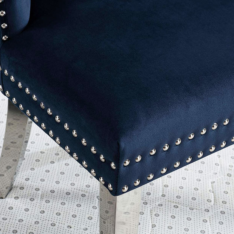 2 chaises à oreilles boutonnées bleues avec pieds et garniture cloutée, tissu, dossier et tentation