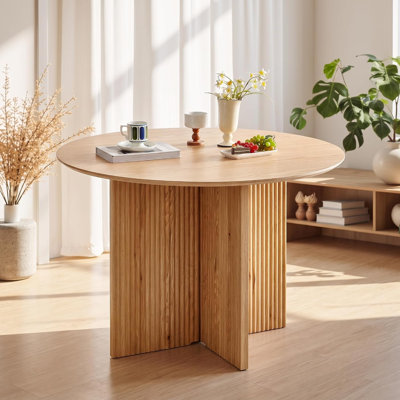 Table de salle à manger ronde 43,39 pouces avec table à piédestal en chêne cannelé | Sièges 4-6, placage de chêne et plateau en deux parties, table de salle à manger moderne de style Mid-Century pour salle à manger et salon