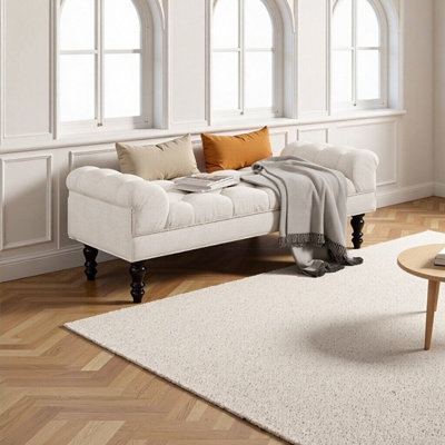 Banc rembourré beige capitonné à boutons avec grand repose-pieds avec accoudoirs roulés, fauteuil de chambre et de salon élégant