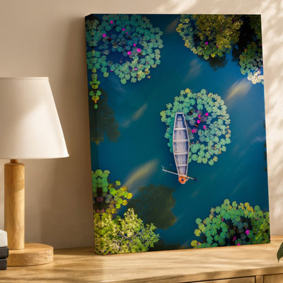 Toile, une scène d'étang sereine capturée à partir d'une perspective aérienne avec art mural